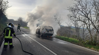 Ancarano - Auto in fiamme, decisivo l’intervento dei vigili del fuoco